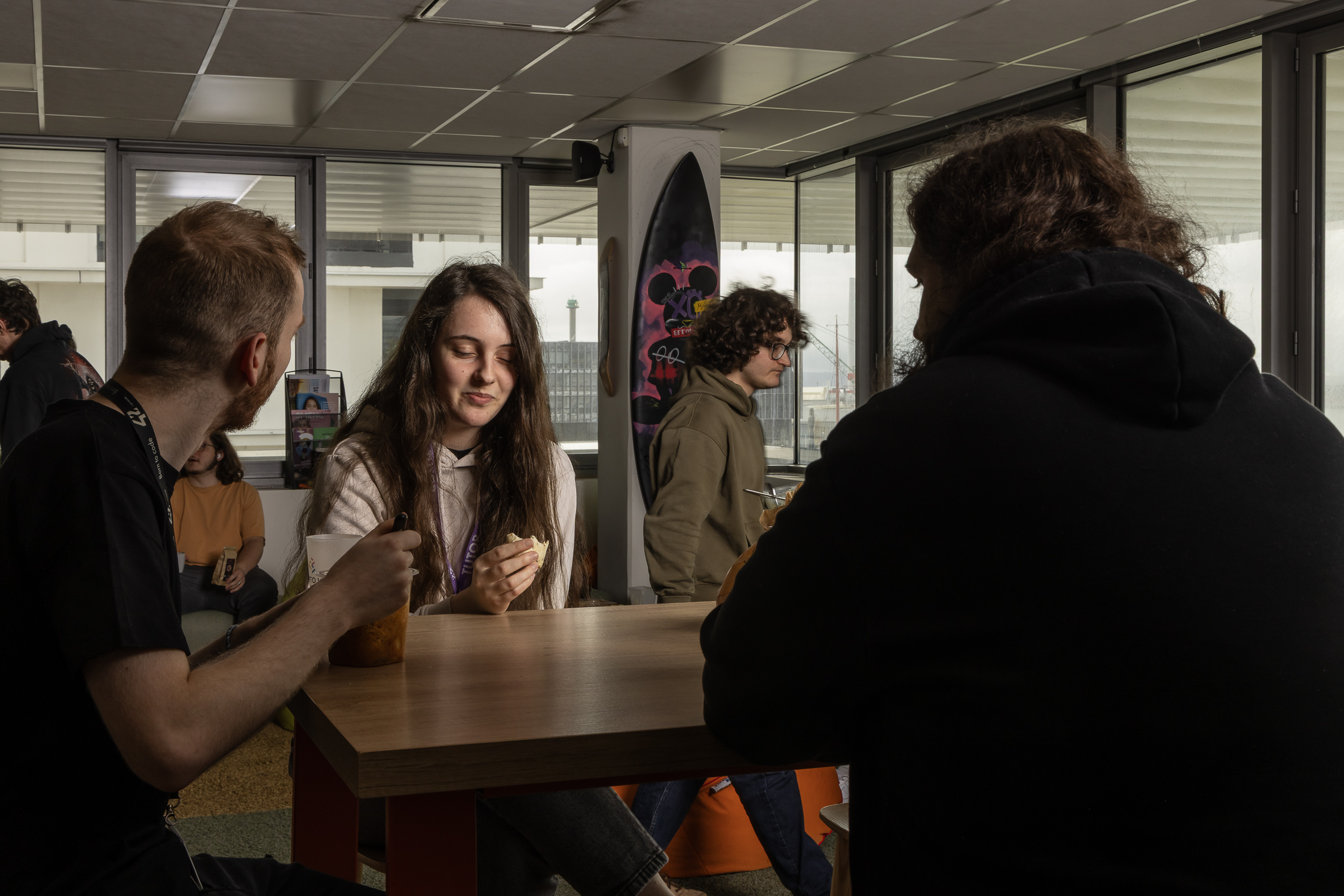Étudiants qui mangent dans la cantina