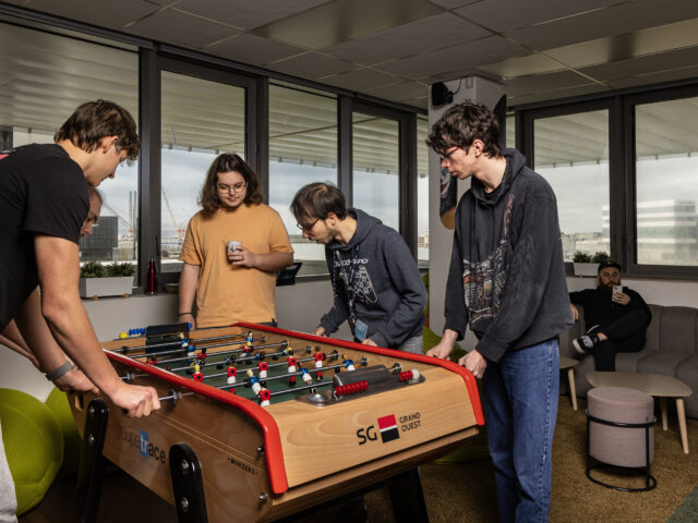 Étudiants qui jouent au babyfoot