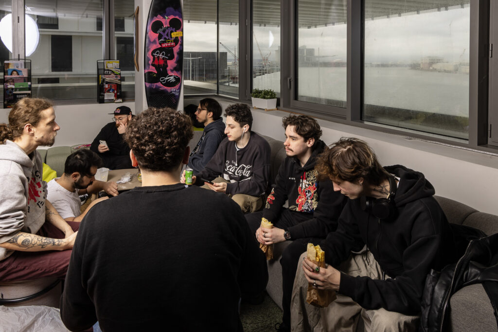Étudiants qui mangent dans la cantina