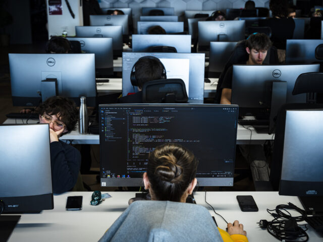 Des étudiants qui font leurs projets et apprennent