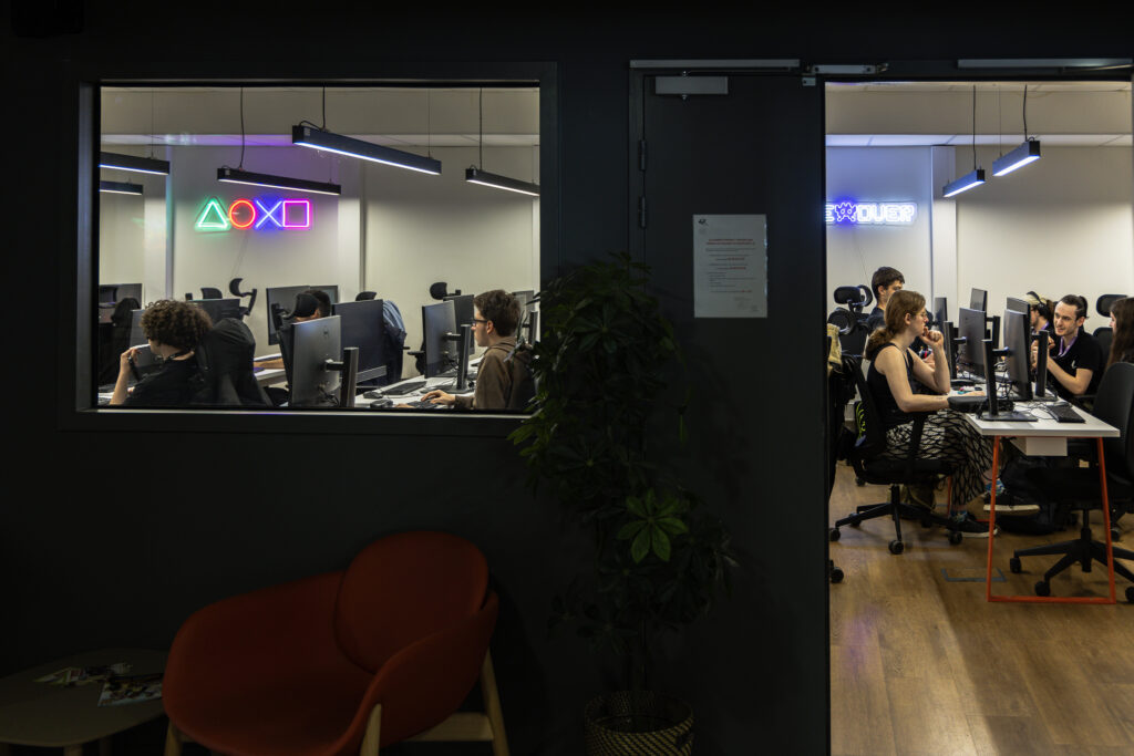 Un des clusters vu de l'exterieur avec des étudiants qui travaillent et collaborent à leurs postes