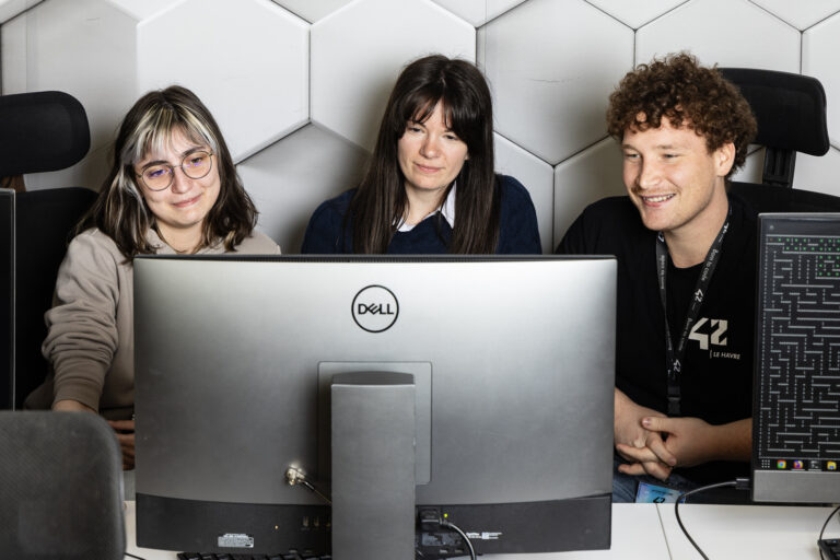 Trois étudiants qui réfléchissent à un projet ensemble