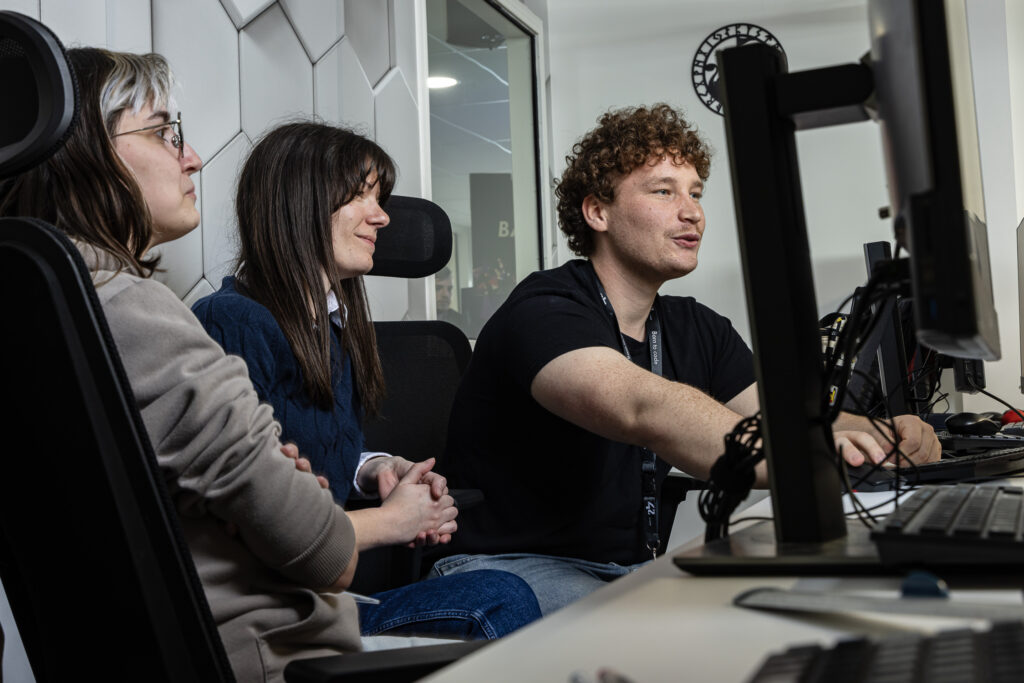 3 étudiants qui travaillent sur un projet de groupe