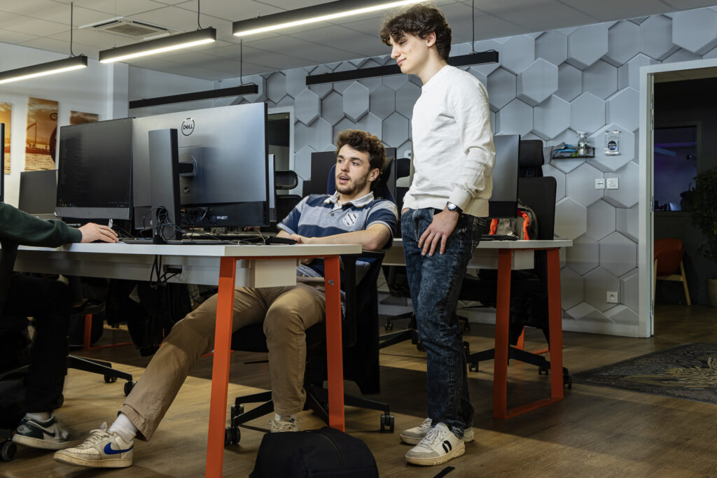 Duex étudiant qui collaborent ensemble