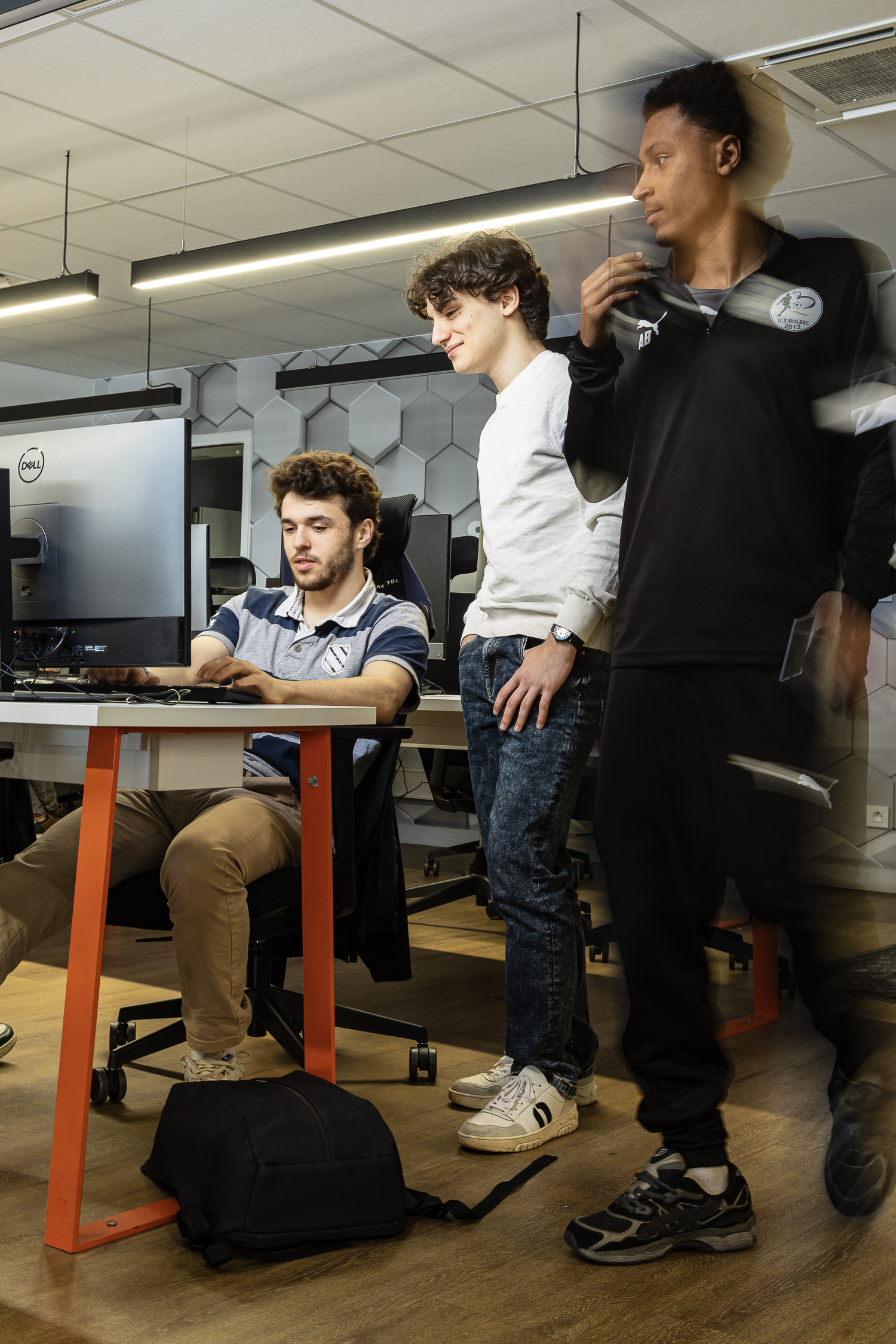 Étudiants qui collaborent