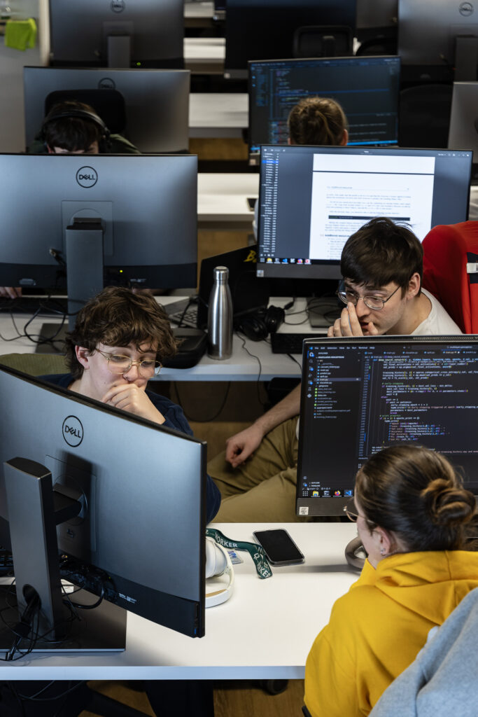 Étudiants qui s'entraident